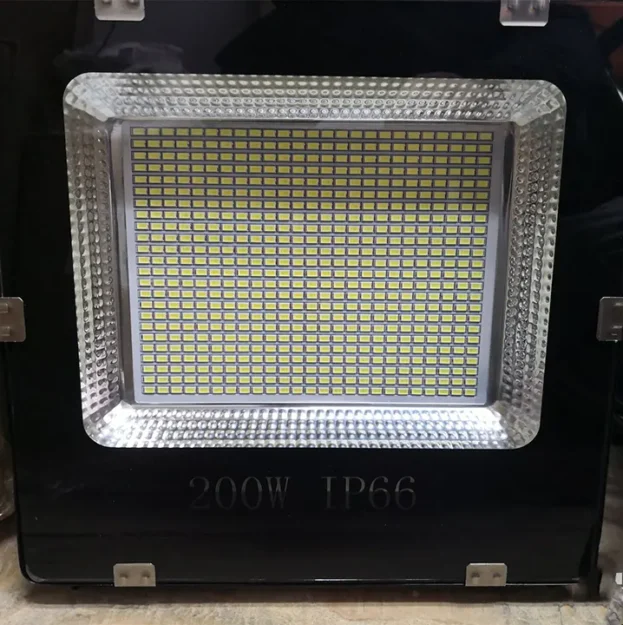 reflektor 200W za dvorište halu parking euroshop