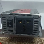 Auto inverter 12V u 220V od 500W namenjen je napajanju uređaja tokom vožnje