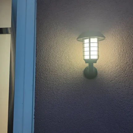 Baštenski solarni fenjer sa RGB osvetljenjem ukrašava staze i terase