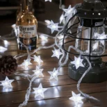 Baštensko solarno osvetljenje sa belim zvezdicama stvara prijatan i svečan ugođaj na otvorenom prostoru