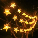 Baštensko solarno osvetljenje u obliku zvezda osvetljava prostor bez kablova i dodatnih troškova