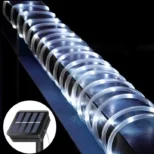 Bele solarne lampice u crevu dužine 10 metara idealne su za dekoraciju dvorišta