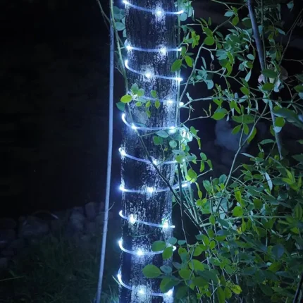 Bele solarne lampice u crevu 20m pružaju dekorativno i ekonomično osvetljenje