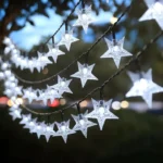 Bele solarne sijalice u obliku zvezda pružaju elegantno baštensko solarno osvetljenje i sjajnu dekoraciju