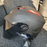 Carbon kaciga za motor i skuter izrađena od kvalitetne plastike pruža sigurnost i udobnost