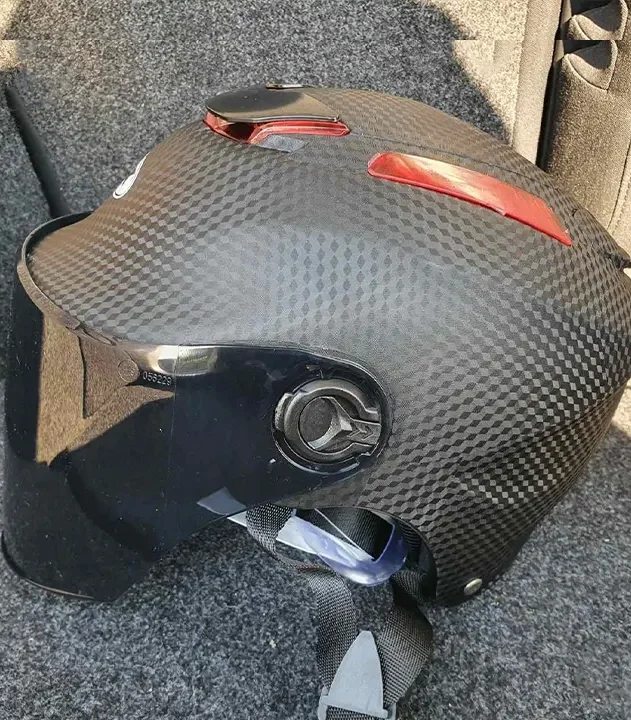 Carbon kaciga za motor i skuter izrađena od kvalitetne plastike pruža sigurnost i udobnost