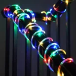 Dekorativne šarene LED lampice u crevu unose veselu i prazničnu atmosferu