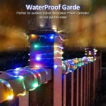 Fleksibilno ukrasno osvetljenje u obliku šarenih lampica stvara razigranu dekoraciju