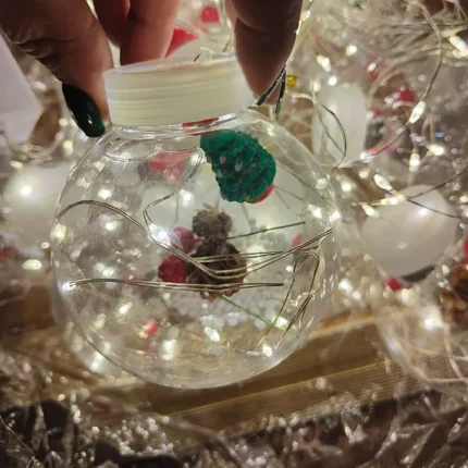 Kugle sa toplo belim LED svetlom pružaju svečan ugođaj i oplemenjuju svaku prazničnu dekoraciju