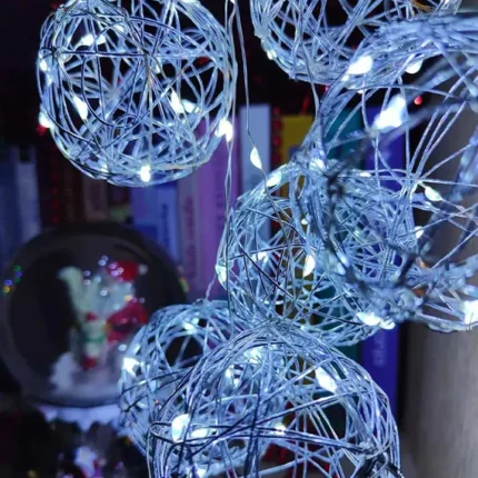 LED dekorativne kugle sa belom svetlošću oplemenjuju prostor i naglašavaju praznični duh