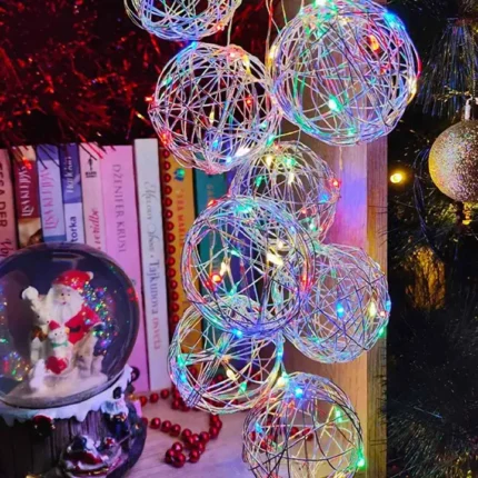 LED dekorativne kugle sa šarenom svetlošću oplemenjuju prostor i naglašavaju praznični duh