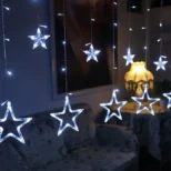 LED dekorativne lampice u beloj boji osvetljavaju enterijer i eksterijer uz minimalnu potrošnju