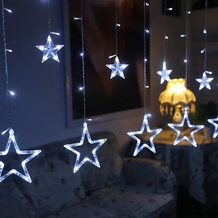 LED dekorativne lampice u beloj boji osvetljavaju enterijer i eksterijer uz minimalnu potrošnju