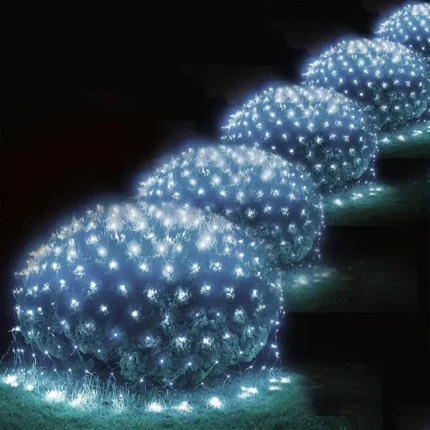 LED svetleća mreža zavesa bele boje naglašava praznični duh i oplemenjuje prostor