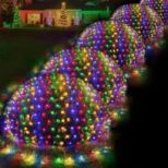 LED svetleća mreža zavesa u šarenim bojama stvara bajkovitu atmosferu u domu i dvorištu