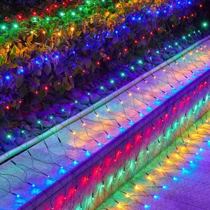 Novogodišnja LED šarena mreža za dekoraciju donosi razigran i veseo praznični ambijent