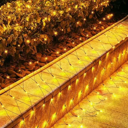 Novogodišnja LED žuta mreža za dekoraciju pruža toplinu i praznični sjaj prostoru