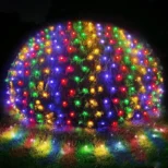 Novogodišnja svetlosna mreža sa šarenim LED sijalicama unosi radost i toplinu