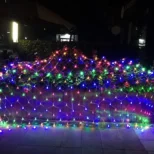 Praznične LED dekoracije u obliku šarene mreže naglašavaju veselje i svečanost