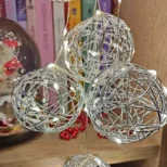 Praznične svetleće dekoracije u obliku kugli toplo bele boje oplemenjuju svaku prostoriju