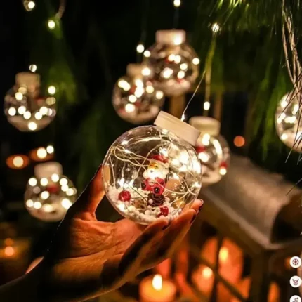 Praznične svetleće dekoracije u obliku kugli stvaraju čaroliju prazničnog osvetljenja