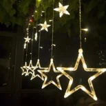 Praznične svetlosne zavese sa LED zvezdicama pretvaraju ambijent u prazničnu bajku