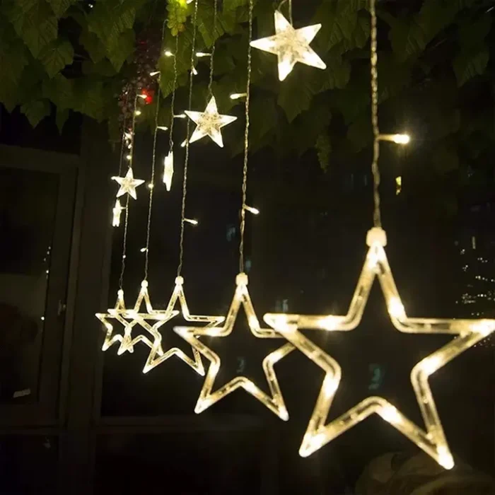 Praznične svetlosne zavese sa LED zvezdicama pretvaraju ambijent u prazničnu bajku