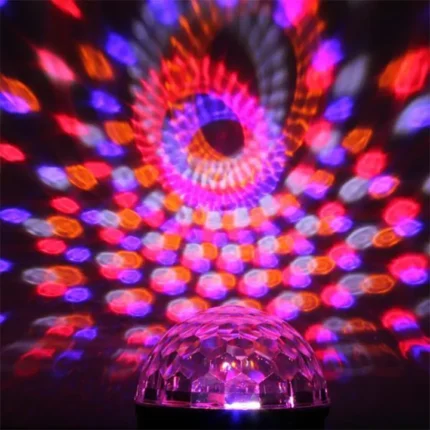 RGB LightShow efekat stvara šarenu rasvetu; led disko kugla menja ambijent za sekundu