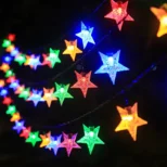 Šarene solarne sijalice u obliku zvezda unose veselu atmosferu i magiju u svaki prostor.