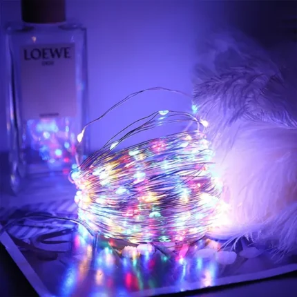 Višebojni solarni niz u vrtu; led šareni dekor niz naglašava staze i prilaze bez zaslepljivanja