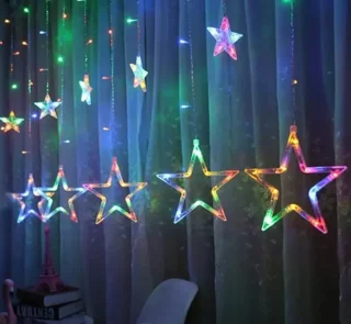 Sijalice padajuće zvezde i zvezdice šarene stvaraju veselu atmosferu i privlačan izgled prostora