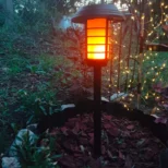 Solarni baštenski fenjer donosi praktično i dekorativno osvetljenje bez kablova