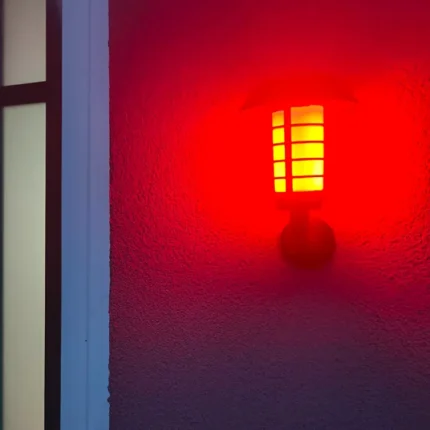 Solarni fenjer sa pet režima rada nudi plamen, belo i šareno svetlo za svaku priliku