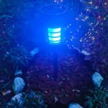 Solarni fenjer sa više boja nudi romantičan plamen i dinamično osvetljenje