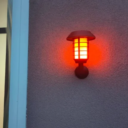 Solarni fenjer RGB lampa stvara bajkovitu atmosferu u vrtu i dvorištu