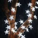 Solarne dekorativne lampice u obliku belih zvezdica donose čarobnu atmosferu uz praktično solarno punjenje