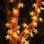 Solarne dekorativne lampice i LED zvezdice stvaraju čarobno okruženje uz praktično solarno punjenje i dugotrajnu svetlost.