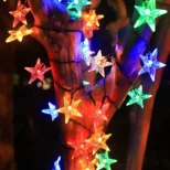 Solarne dekorativne lampice u obliku šarenih zvezdica daju bajkovito osvetljenje za dvorište ili terasu