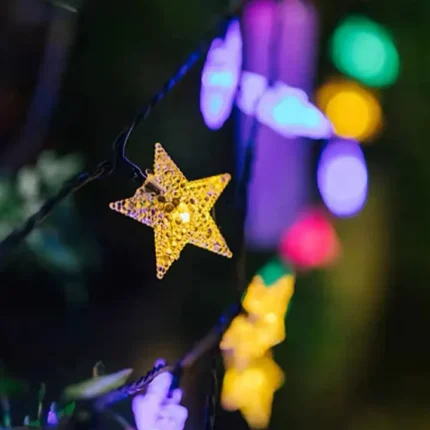 Solarne lampe za baštu u obliku šarenih zvezdica donose veselu i dugotrajnu svetlost