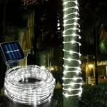 Solarne sijalice u crevu 10m bela donose eleganciju i ekonomično osvetljenje