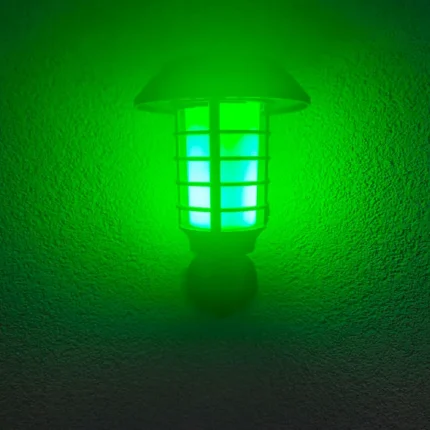 Solarni fenjer lampa sa daljinskim upravljačem omogućava lako menjanje boja i režima rada