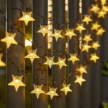 Spoljne svetlosne dekoracije sa žutim lampicama stvaraju bajkovit izgled terase i vrta uz minimalan trud