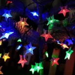 Spoljne svetlosne dekoracije u obliku šarenih lampica idealne su za praznike i slavlja