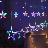 Svetleće zvezde za dekoraciju šarenih boja naglašavaju lep izgled i unose toplinu