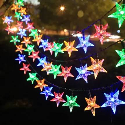 Svetleći ukrasi za dvorište sa šarenim zvezdicama stvaraju bajkovit izgled