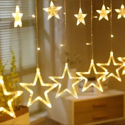 Toplo bele zvezdaste lampice sa dekorativnim mesecima unose poseban vizuelni efekat
