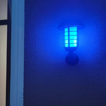 Višenamenska solarna fenjer lampa idealna je za ukrasno i praktično osvetljenje