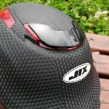 Zaštitna kaciga za skuter sa ventilacionim otvorom pruža udobnost i cirkulaciju vazduha