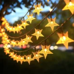 Žute solarne sijalice u obliku zvezda unose toplu atmosferu i idealne su za baštensko solarno osvetljenje i spoljne dekoracije