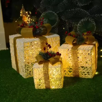 Novogodišnje kutije sa sijalicama i crvena imela donose luksuz i svetlost u svaku prazničnu dekoraciju